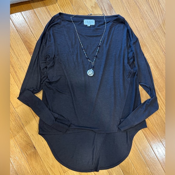 Feel The Piece Tops - Feel the piece high low top